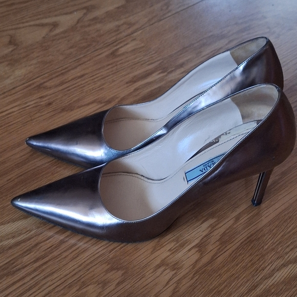 Prada Metallic Pointy Toe Pump Gold 37 TLC - Picture 3 of 12